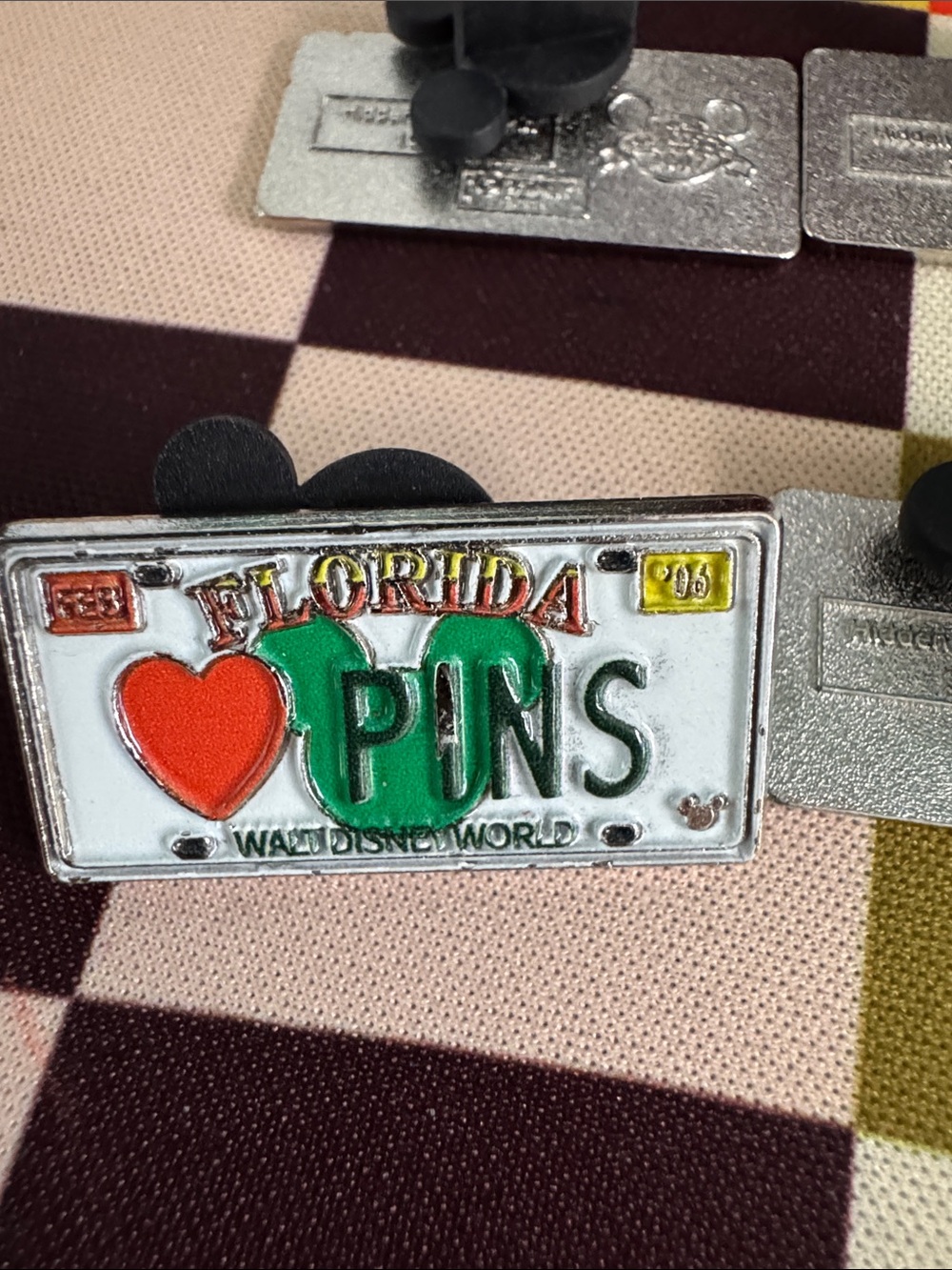 Disney Enamel License Plate Pin Set - lot of 8 - Picture 3 of 10